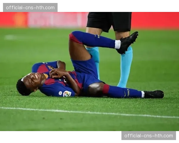 伤病困扰的安苏·法蒂在训练中加练传中,寻求状态复苏